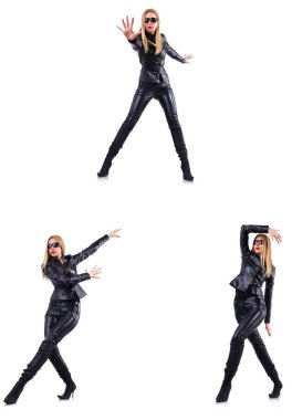 Siyah deri kostümlü dansçı kadın.