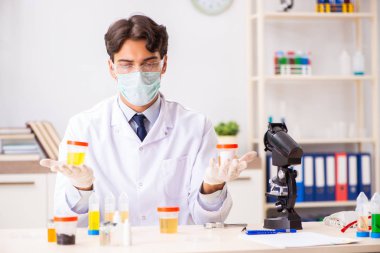 Laboratuvarda çalışan yakışıklı bir kimyager.