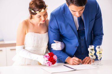 Karı ve kocayla düğün töreni.