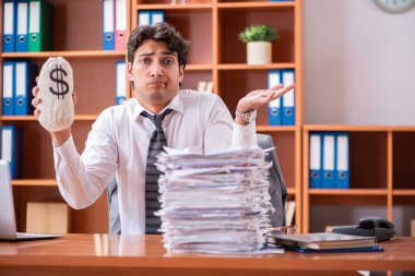 Genç yakışıklı iş adamı aşırı işten memnun değil. 