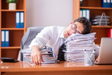 Genç yakışıklı iş adamı aşırı işten memnun değil. 