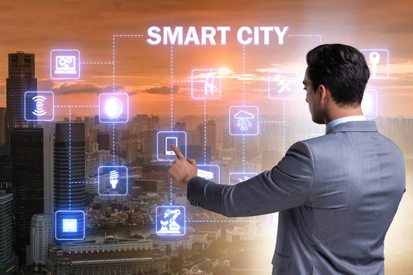 Concepto de ciudad inteligente con botones de hombre de negocios —  Fotos de Stock