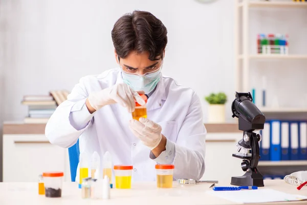 Joven químico guapo trabajando en el laboratorio — Foto de Stock