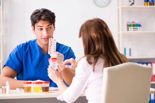 Patient visiting doctor for urine test — Stock Photo, Image