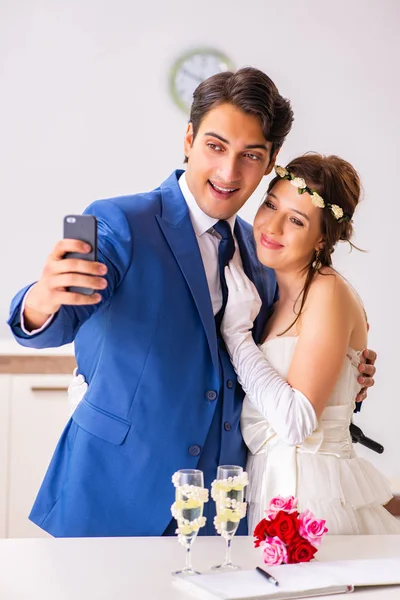 Házassági ceremónia feleséggel és férjjel — Stock Fotó