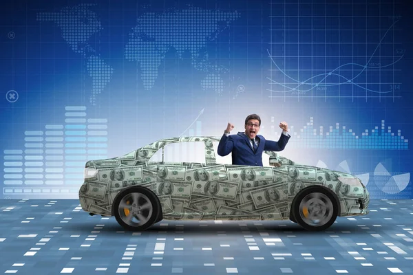 Бизнесмен за рулем автомобиля, покрытого нашими долларами — стоковое фото