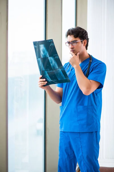 Joven médico guapo que trabaja en el hospital —  Fotos de Stock