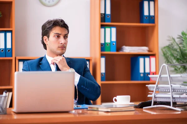 Jovem empresário bonito que trabalha no escritório — Fotografia de Stock