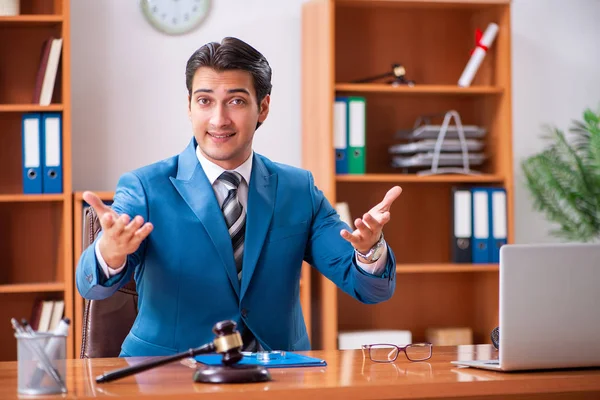 Rechtsanwältin im Büro — Stockfoto