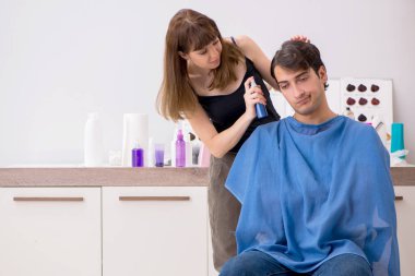 Genç çekici adam bayan berberi ziyaret ediyor. 