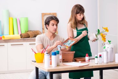 Ders sırasında atölyede birkaç süsleme tenceresi