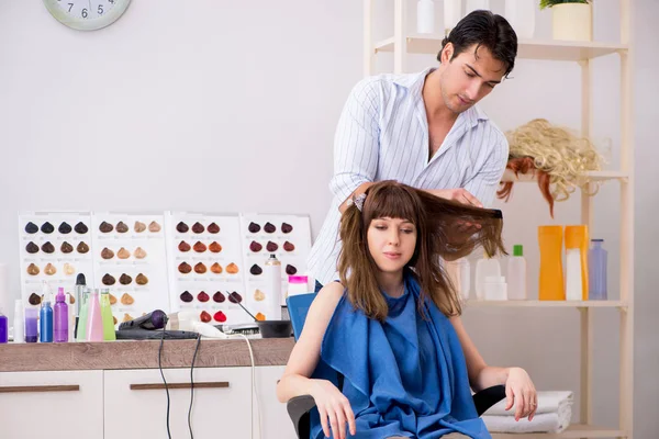 Mujer joven visitando joven barbero guapo —  Fotos de Stock