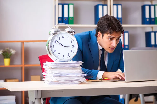 Jovem empresário bonito que trabalha no escritório — Fotografia de Stock