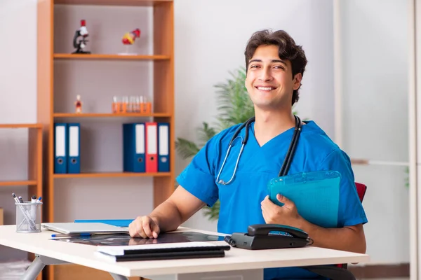 Junge hübsche Ärztin arbeitet in Klinik — Stockfoto