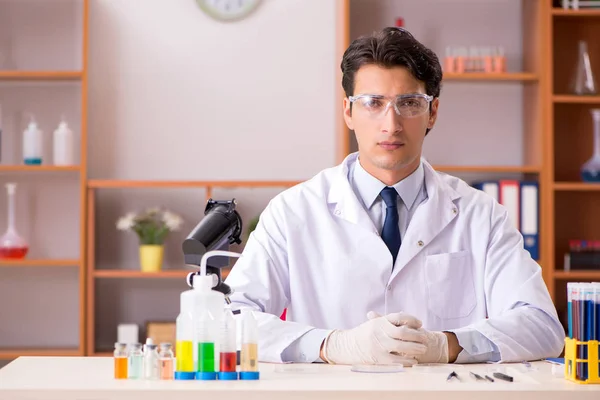 Jonge biochemicus werkzaam in het lab — Stockfoto