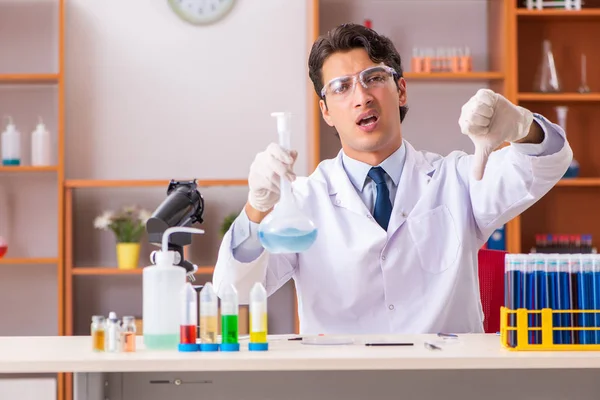 Jonge knappe biochemicus die in het lab werkt — Stockfoto