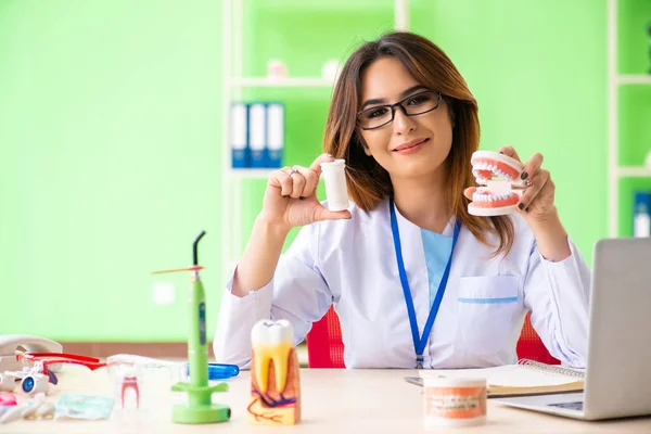 Femme dentiste travaillant sur implant dentaire — Photo