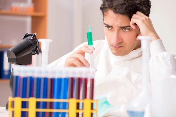 Bioquímico joven trabajando en el laboratorio —  Fotos de Stock