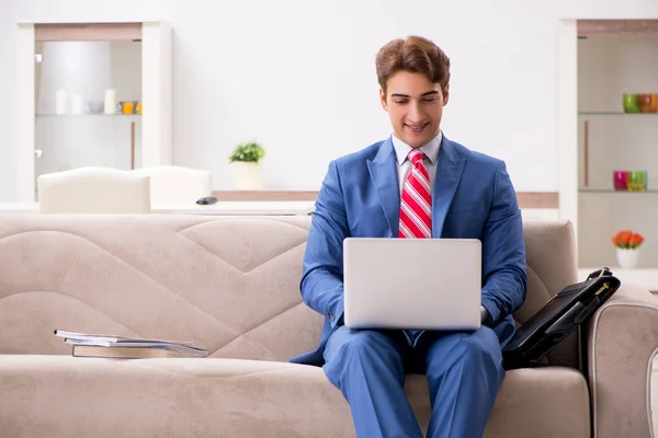 Jonge zakenman die thuis op de bank zit — Stockfoto