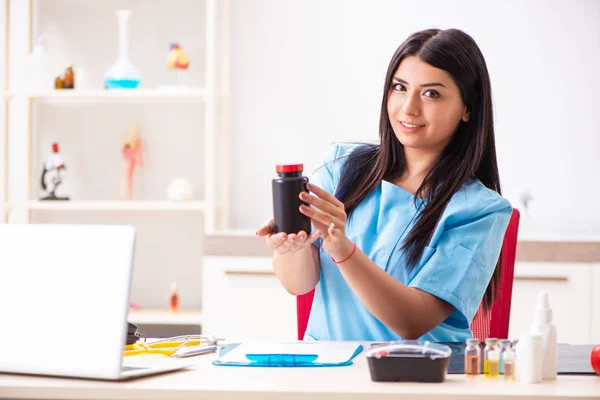 Giovane bella dottoressa che lavora in clinica — Foto Stock