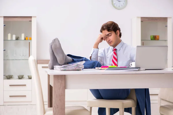 Jovem empresário atraente que trabalha no escritório — Fotografia de Stock