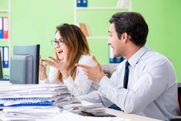 Two colleagues working in the office — Stock Photo, Image