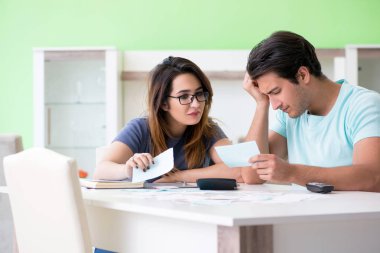 Genç aile kişisel finansla boğuşuyor