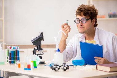 Deneyler ve testler yapan çılgın bir kimyager.