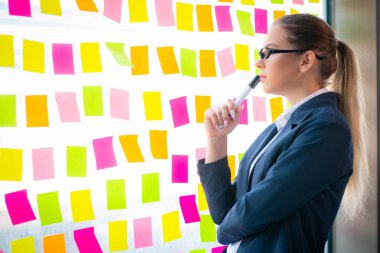 Çelişkili öncelikleri olan güzel bayan çalışan. 