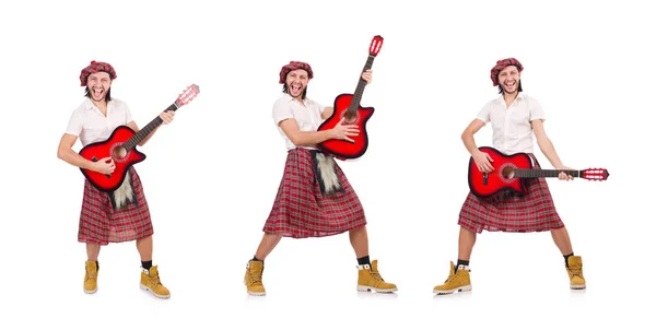Шотландец играет на гитаре на белом — стоковое фото