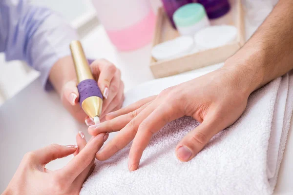 Mani durante la sessione di cura della manicure — Foto Stock