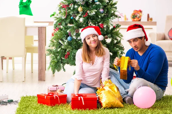 Genç çift Noel 'i evde kutluyor. — Stok fotoğraf