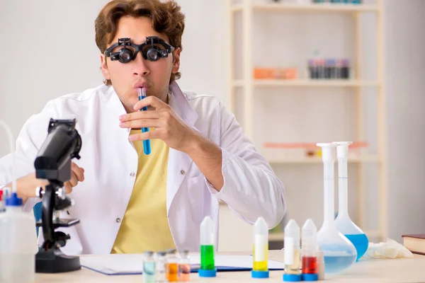 Rolig galen kemist gör experiment och tester — Stockfoto