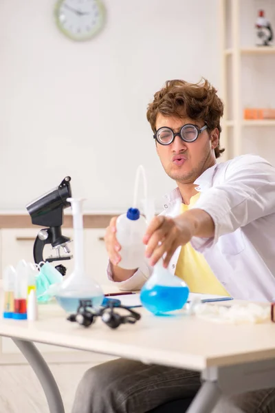 นักเคมีบ้าตลกๆ ทําการทดลองและทดสอบ — ภาพถ่ายสต็อก