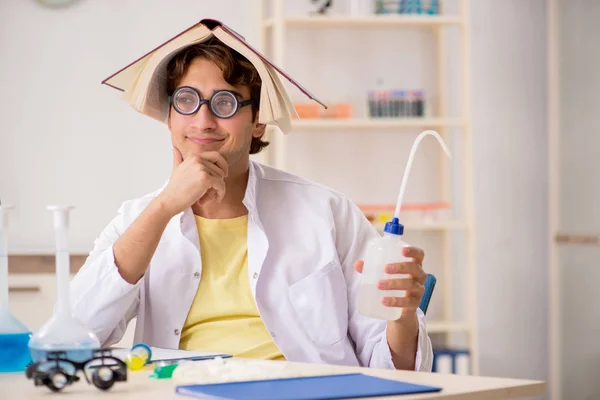 Químico louco engraçado fazendo experimentos e testes — Fotografia de Stock