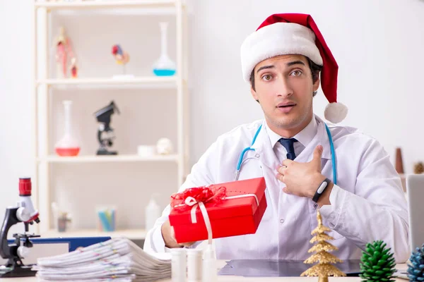Doctor with gift box in the hospital — Stock Photo, Image
