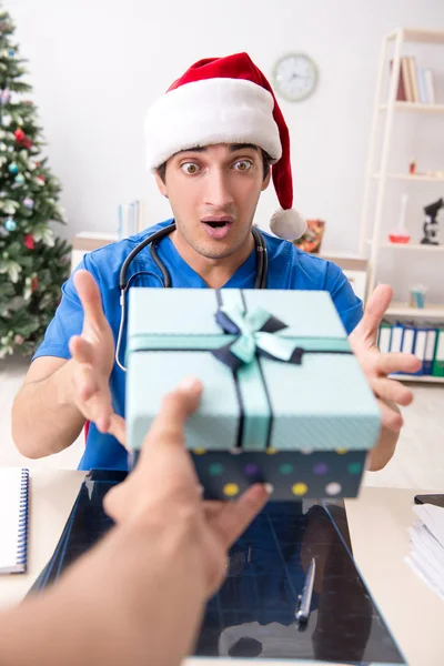 Arzt mit Geschenkbox im Krankenhaus — Stockfoto