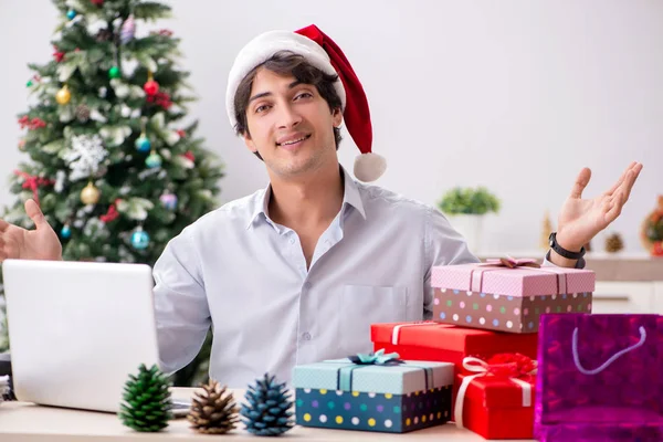 Молодой работник бизнес в офисе рождественская концепция — стоковое фото