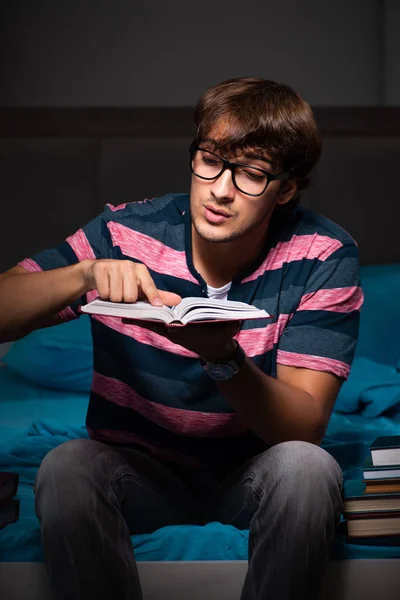 Joven estudiante guapo preparándose para los exámenes por la noche — Foto de Stock