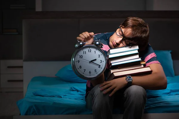 Joven estudiante guapo preparándose para los exámenes por la noche — Foto de Stock