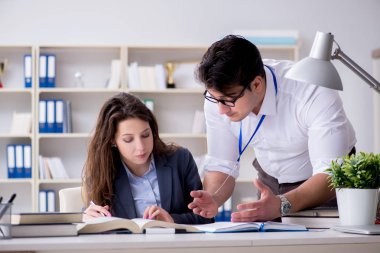 Öğretmen derste öğrenciye anlatıyor.