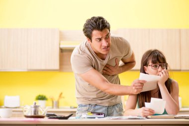 Genç aile kişisel finansla boğuşuyor