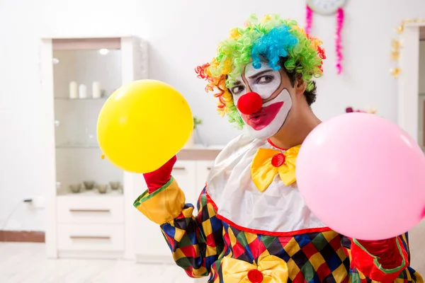 Grappige clown in Kerstmis viering concept — Stockfoto