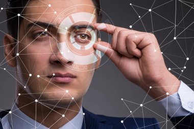 İnsan gözüne yerleştirilmiş sensör konsepti