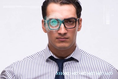 İnsan gözüne yerleştirilmiş sensör konsepti