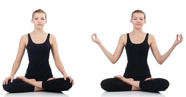 Jeune femme assise jambes croisées et faisant du yoga — Photo