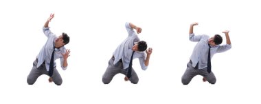 Çıplak ayaklı genç iş adamı beyazlar içinde soyutlanmış. 