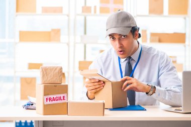 Kutu taşıma servisinde çalışan erkek çalışan.