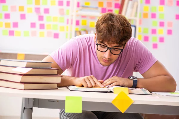 Student bereitet sich auf Prüfungen mit vielen widersprüchlichen Prioritäten vor — Stockfoto