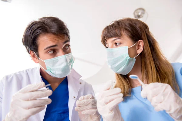 Concepto de tratar los dientes en dentistas — Foto de Stock